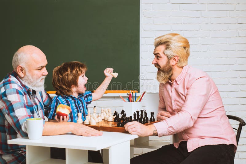 Feliz Pai E Filho Jogando Xadrez No Fotos e imagens sem royalties