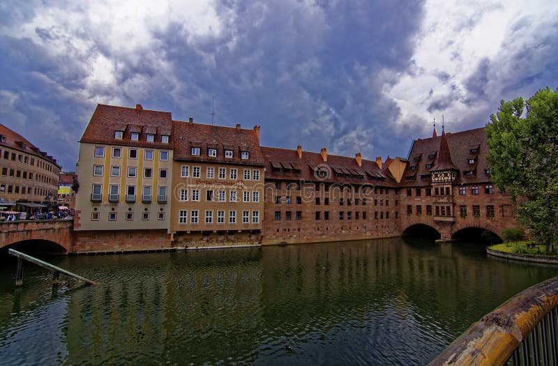 Dia ensolarado em Nuremberg Cidade no rio Pegnitz fotos de stock