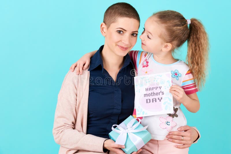 Dia feliz do `s da matriz Menina bonito que dá o cartão do dia de mães da mamã e um presente Conceito da matriz e da filha foto de stock Dia feliz do `s da matriz Menina bonito que dá o cartão do dia de mães da mamã e um presente Conceito da matriz e da filha foto de stock