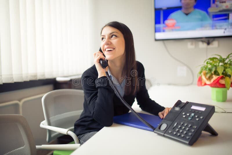 Dia novo da mulher de negócio do trabalhador fêmea da perspectiva no escritório Assistente seguro, esperto e organizado Negócio d fotografia de stock royalty free Dia novo da mulher de negócio do trabalhador fêmea da perspectiva no escritório Assistente seguro, esperto e organizado Negócio d fotografia de stock royalty free