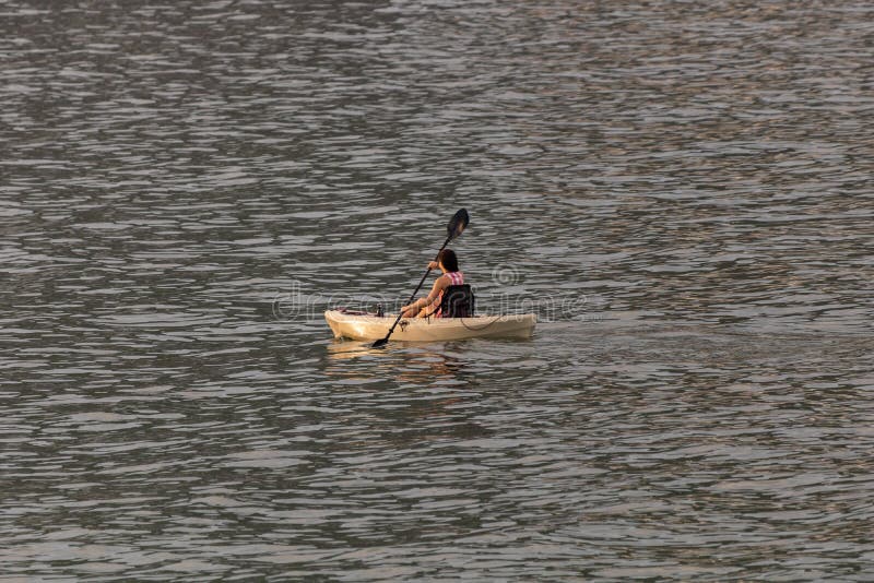 Dia perfeito para kayaking Jovem mulher bonita que rema ao sentar-se no caiaque imagens de stock Dia perfeito para kayaking Jovem mulher bonita que rema ao sentar-se no caiaque imagens de stock