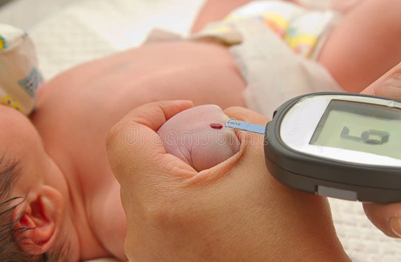 Diabete dell'analisi del sangue del livello del glucosio del bambino di misura fotografie stock Diabete dell'analisi del sangue del livello del glucosio del bambino di misura fotografie stock