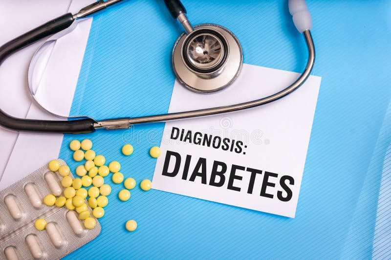 Diabeteswort geschrieben auf medizinischen blauen Ordner mit Patientenakten
