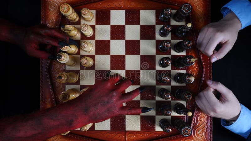 Um homem fazendo o primeiro movimento de um jogo de xadrez, Banco de Video  - Envato Elements