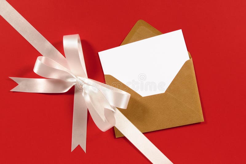 Diagonale bianca dell'arco del nastro del regalo su fondo di carta rosso con la carta in bianco del messaggio fotografie stock Diagonale bianca dell'arco del nastro del regalo su fondo di carta rosso con la carta in bianco del messaggio fotografie stock