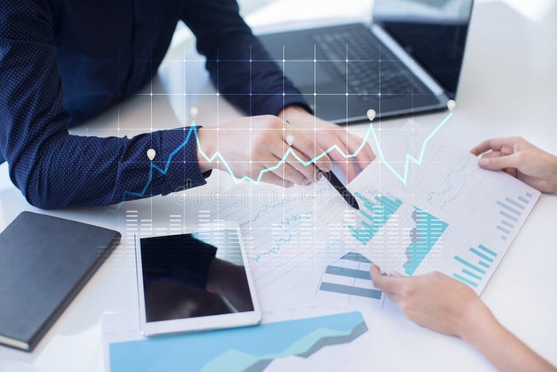 Diagramme und Diagramme auf virtuellem Schirm Geschäftsstrategie, Datenanalysetechnologie und Finanzwachstumskonzept lizenzfreie stockfotografie