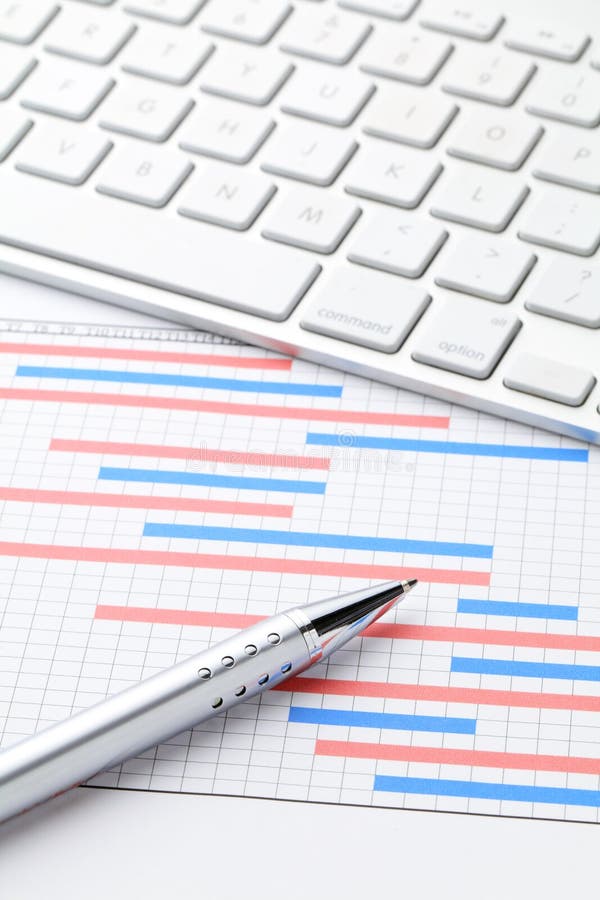Diagrammes de Gantt de plan de projet avec le clavier d'ordinateur photographie stock libre de droits Diagrammes de Gantt de plan de projet avec le clavier d'ordinateur photographie stock libre de droits