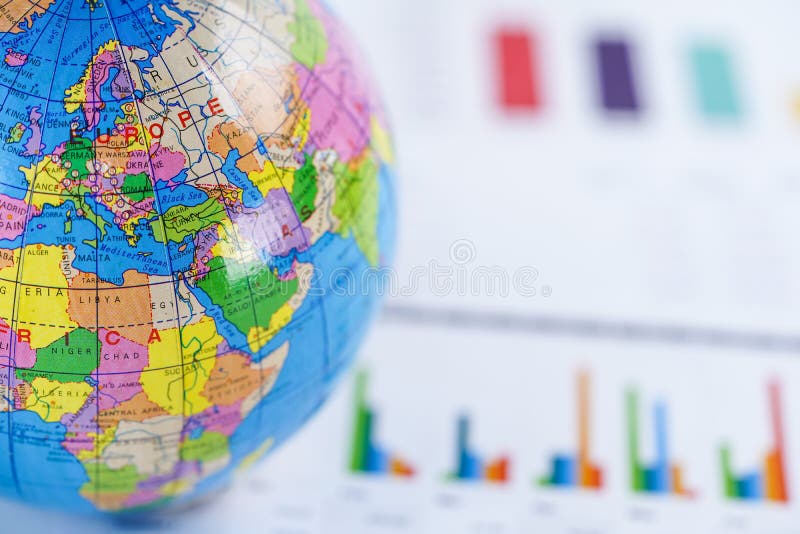 DiagrammZeichenpapier mit Maßeinteilung mit Kugelwelt-Europa-Karte an Finanzierung, Konto, Statistiken, Investition, analytische