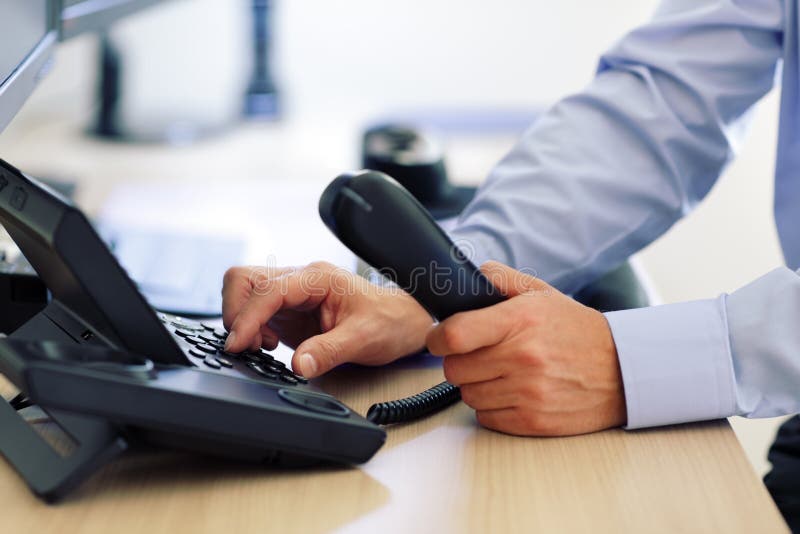 Marcando un número teléfono teclado comunicación, contáctenos a servicio apoyo.