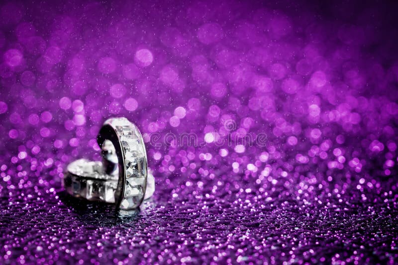 Diamant dans des baisses pourpres de l'eau Diamant dans des baisses pourpres de l'eau