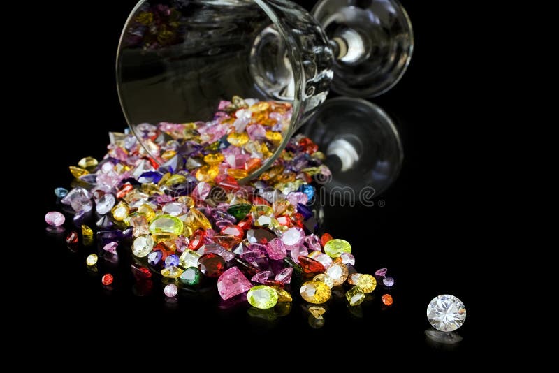 Diamante e gemme dal vetro di vino fotografia stock libera da diritti Diamante e gemme dal vetro di vino fotografia stock libera da diritti