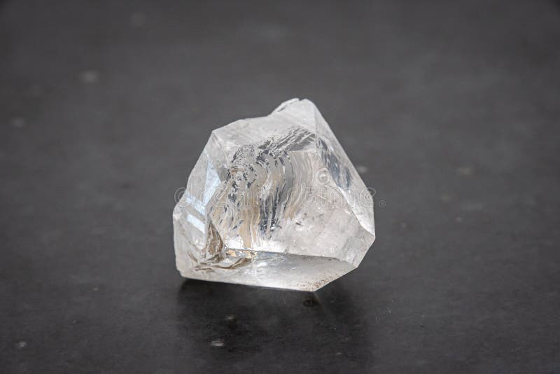 Diamante grezzo di cui il calore vulcanico e la pressione all'interno del pianeta terra sono stati ricavati