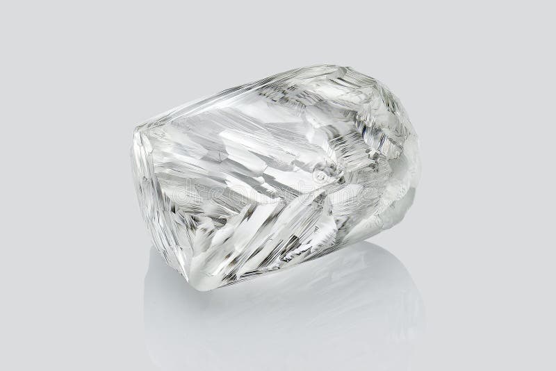 Diamante grezzo trasparente isolato su fondo bianco