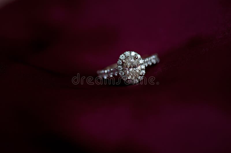 Diamond Engagement Ring on Red royalty free stock photo Diamond Engagement Ring on Red royalty free stock photo