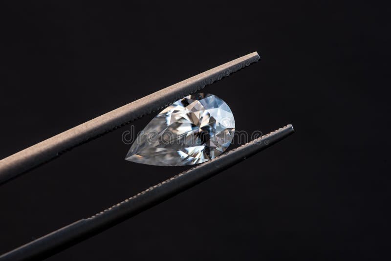 Diamond Pear Cut na pinça