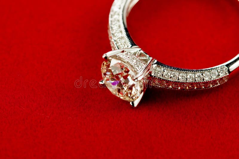 Is Beautiful platinum Diamond ring Diamond inlay way