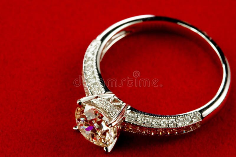 Is Beautiful platinum Diamond ring Diamond inlay way