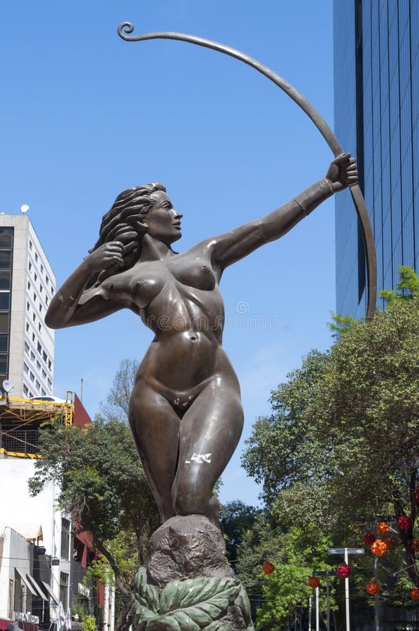 Diana die Jägerbronzestatue in Mexiko City stockfotos Diana die Jägerbronzestatue in Mexiko City stockfotos