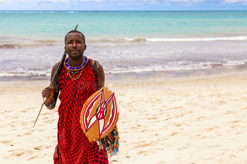 Diani Beach, Ukunda, Kenya - août 2019 : Guerrier africain Maasaï avec lance et bouclier sur la plage de Diani images stock Diani Beach, Ukunda, Kenya - août 2019 : Guerrier africain Maasaï avec lance et bouclier sur la plage de Diani images stock