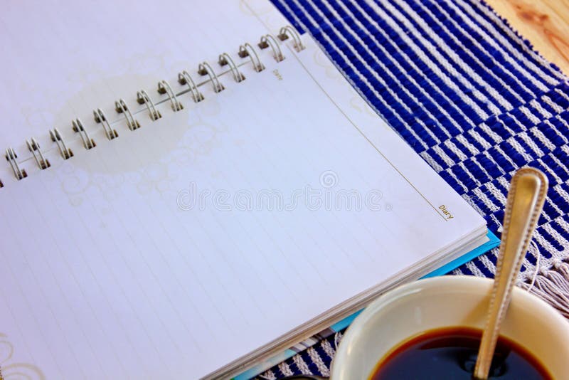 Diario in bianco con caffè nero fotografia stock libera da diritti Diario in bianco con caffè nero fotografia stock libera da diritti