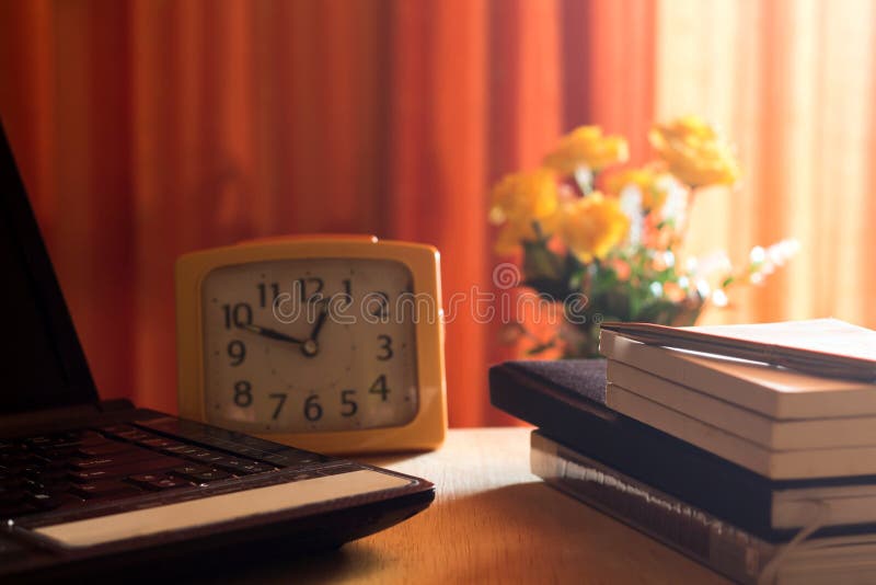 Diario y labtop para el trabajo sobre la tabla de madera con la flor y la cortina roja, cuaderno, libro, pluma, diario, reloj y s foto de archivo libre de regalías Diario y labtop para el trabajo sobre la tabla de madera con la flor y la cortina roja, cuaderno, libro, pluma, diario, reloj y s foto de archivo libre de regalías
