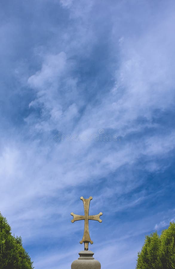 Dibujo De Fondo De Pantalla De Carteles Cruzados Cristianos Imagen Vertical  Con Marco Simétrico Y Espacio De Fondo Azul Del Cielo Foto de archivo -  Imagen de dios, cristiano: 173569076