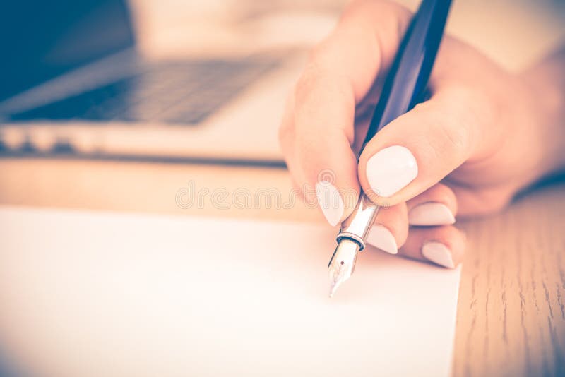 Dibujo de la idea de la pluma y del papel imagen de archivo libre de regalías Dibujo de la idea de la pluma y del papel imagen de archivo libre de regalías