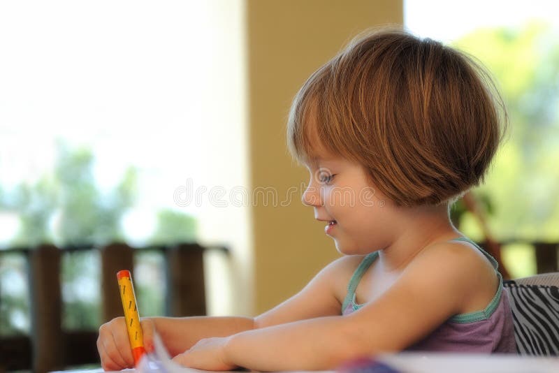 Dibujo de la niña en una escuela de verano imágenes de archivo libres de regalías Dibujo de la niña en una escuela de verano imágenes de archivo libres de regalías