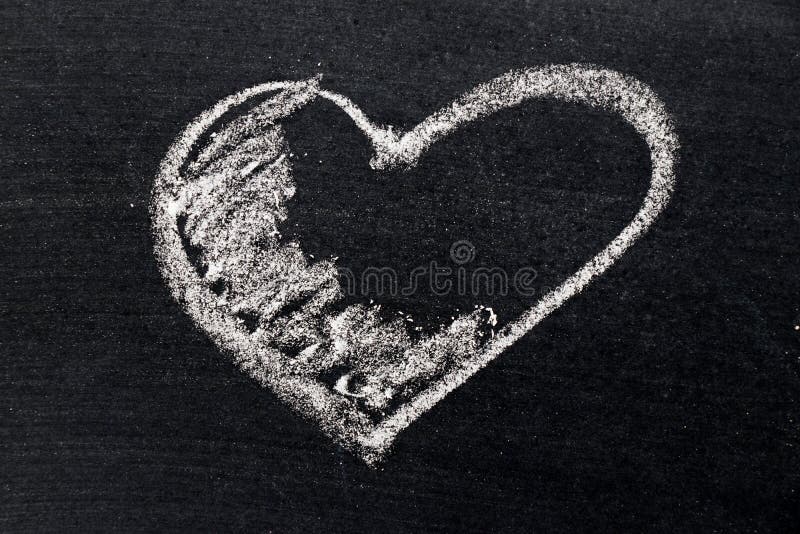 Dibujo De Tiza Blanco En Forma Del Corazón En Fondo Negro Del Tablero Foto  de archivo - Imagen de feliz, tarjeta: 108894024