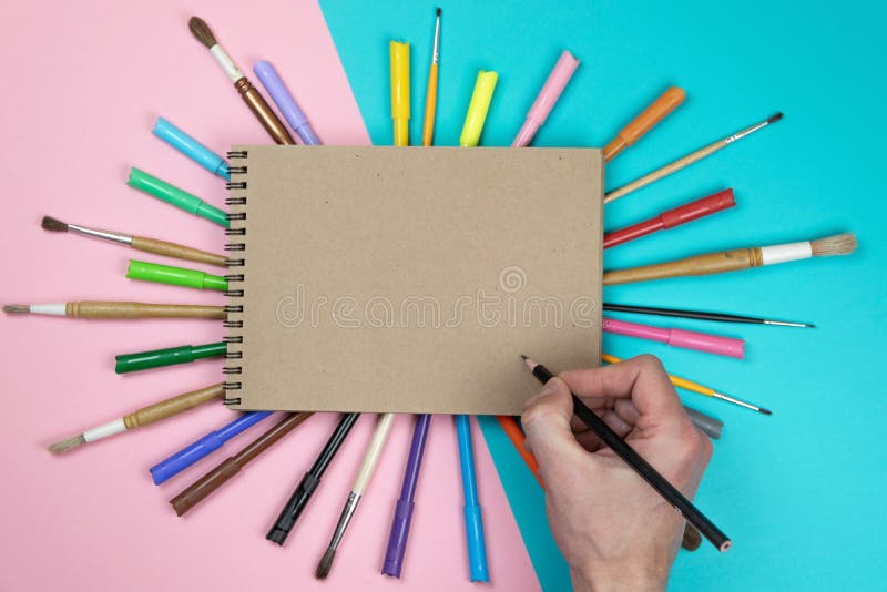 Dibujo masculino de la mano, papel en blanco y l?pices coloridos Calificando escena de la maqueta de los efectos de escritorio, e imagenes de archivo Dibujo masculino de la mano, papel en blanco y l?pices coloridos Calificando escena de la maqueta de los efectos de escritorio, e imagenes de archivo
