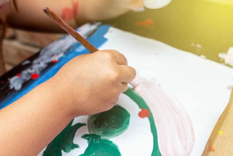 Dibujo Para Niños Pequeños Con Pincel Pintura Concepto De Educación Infantil Foto archivo - Imagen de poco, creatividad: 168390144