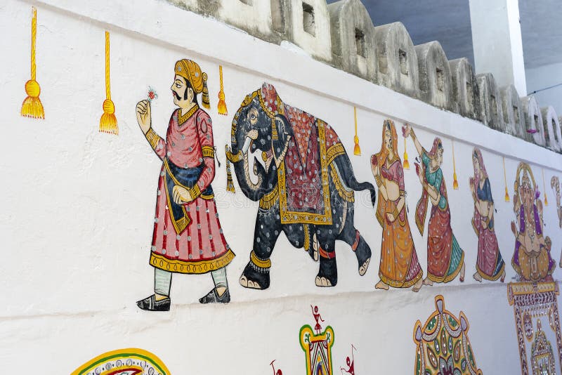 Dibujos tradicionales decorativos en la pared de la cerca en la calle de la ciudad Udaipur, Rajasthán, la India fotografía de archivo Dibujos tradicionales decorativos en la pared de la cerca en la calle de la ciudad Udaipur, Rajasthán, la India fotografía de archivo