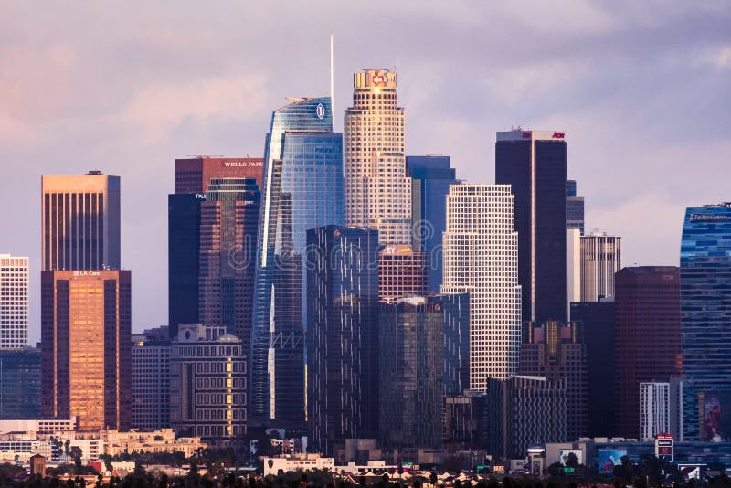 8 dic 2019 Los Angeles / CA / USA - Vista ravvicinata dei grattacieli del distretto finanziario; centro di Los Angeles fotografie stock 8 dic 2019 Los Angeles / CA / USA - Vista ravvicinata dei grattacieli del distretto finanziario; centro di Los Angeles fotografie stock