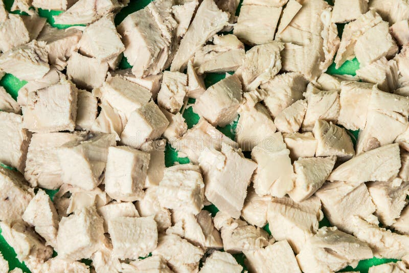 Diced закипел мясо цыпленка на зеленой доске стоковые изображения