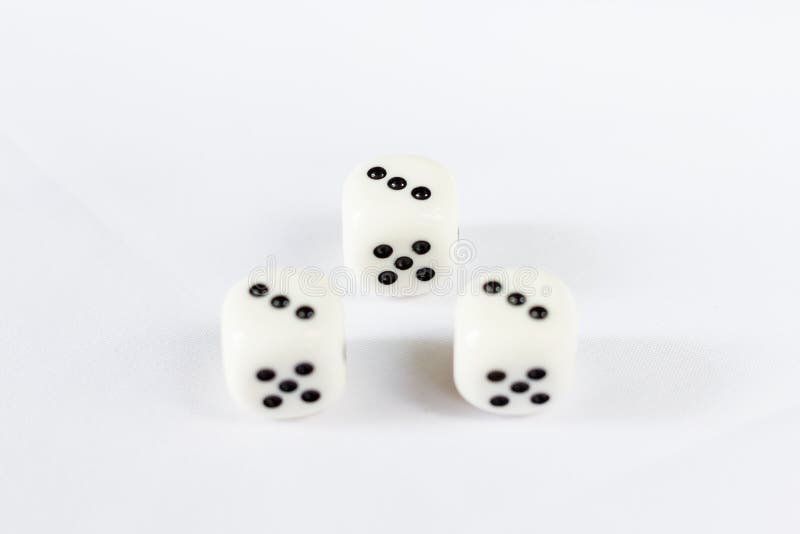 3 dices имеют тройку 3 пункта на белой предпосылке стоковое изображение rf 3 dices имеют тройку 3 пункта на белой предпосылке стоковое изображение rf