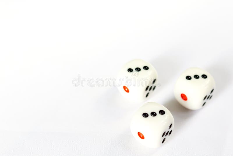 3 dices имеют тройку 3 пункта на белой предпосылке стоковые изображения 3 dices имеют тройку 3 пункта на белой предпосылке стоковые изображения