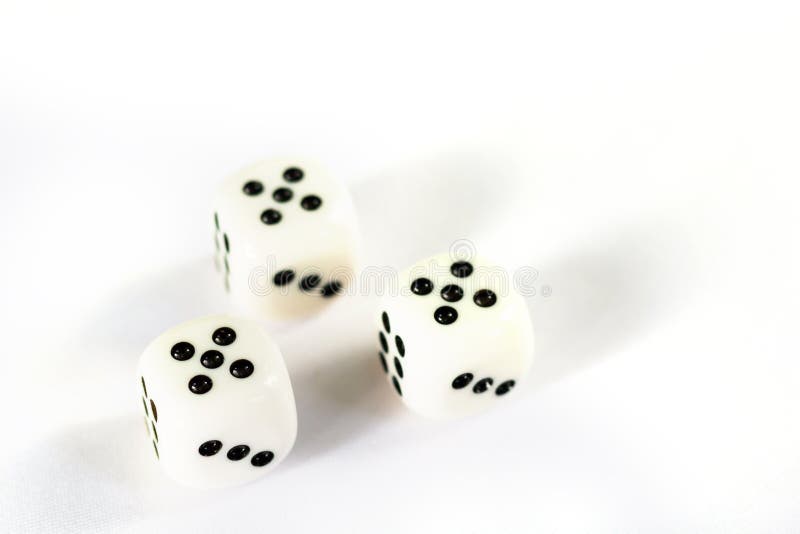 3 dices имеют тройку 5 пунктов изолированных на белой предпосылке стоковые изображения 3 dices имеют тройку 5 пунктов изолированных на белой предпосылке стоковые изображения