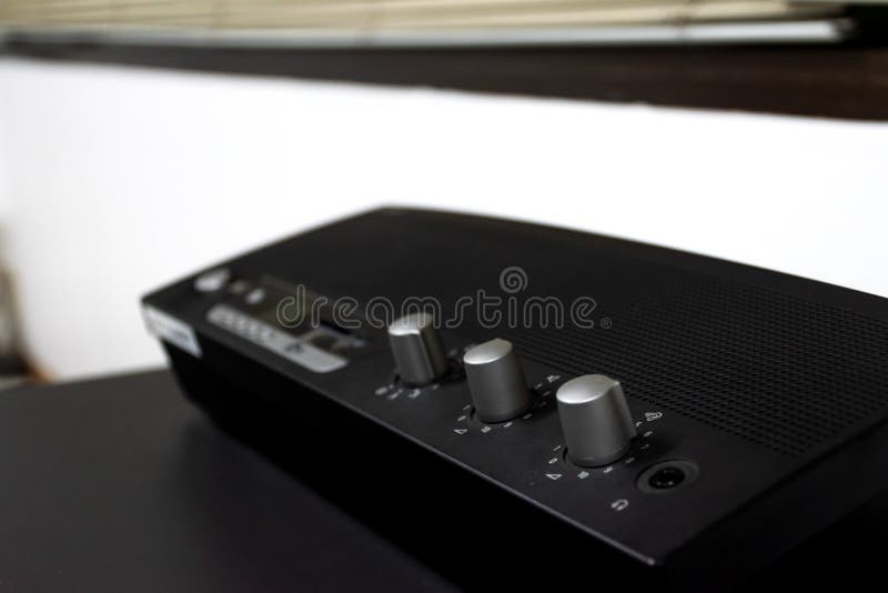 Dichiar chiusaare sulla riunione del microfono delle unità di controllo fotografie stock libere da diritti Dichiar chiusaare sulla riunione del microfono delle unità di controllo fotografie stock libere da diritti