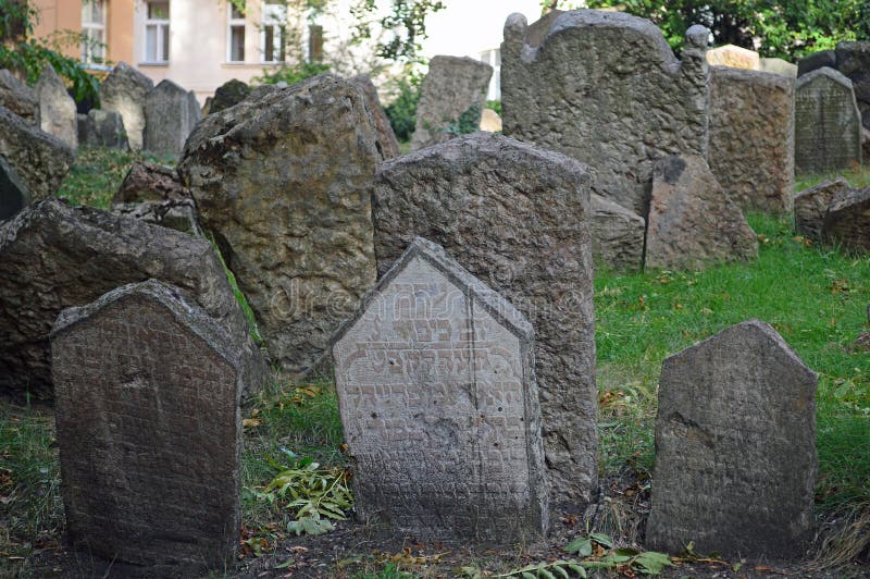 Dicht Bos van grafzerken bij de Oude Joodse Begraafplaats Praag stock fotografie Dicht Bos van grafzerken bij de Oude Joodse Begraafplaats Praag stock fotografie