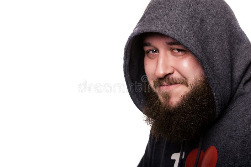 Dicht portret van een kerel met een baard en snor in kapyushone stock afbeelding Dicht portret van een kerel met een baard en snor in kapyushone stock afbeelding