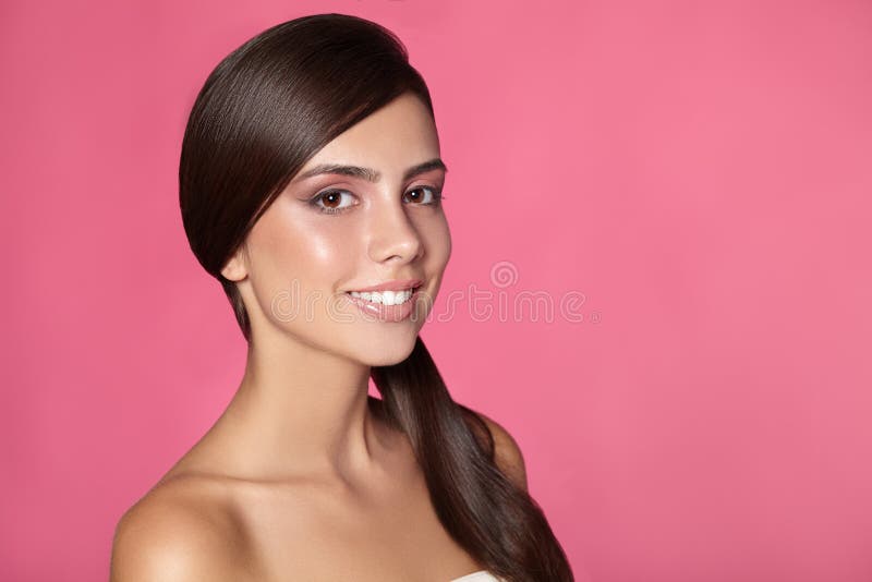 Dicht portret van mooie vrouw met heldere samenstelling stock fotografie Dicht portret van mooie vrouw met heldere samenstelling stock fotografie