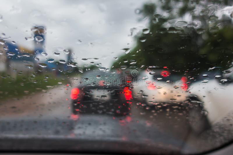 Dicht verkeer op een regenachtige dag met regendruppels op autoglazen