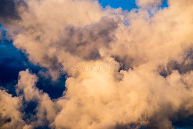 Dichte gekleurde wolken stock foto's