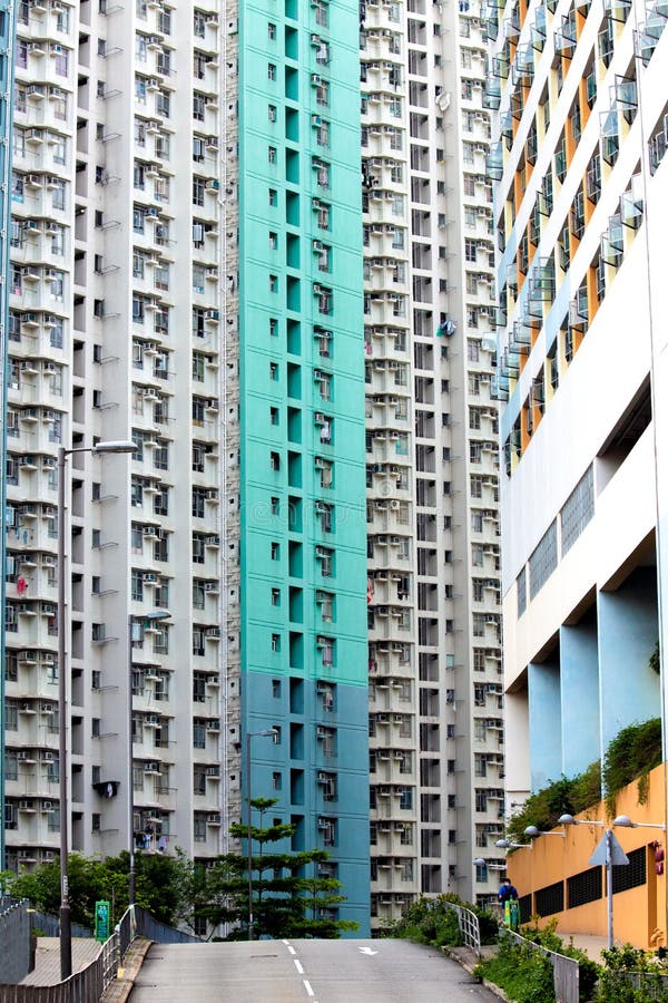 Dichte Hochhaussozialwohnung in HK mit bunter Wand lizenzfreie stockbilder Dichte Hochhaussozialwohnung in HK mit bunter Wand lizenzfreie stockbilder