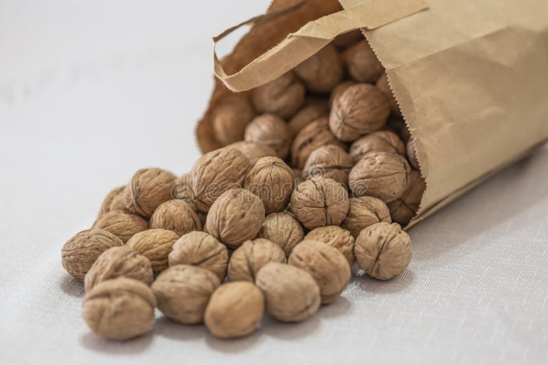Dichtrijpe noten en walnoten zonder dop