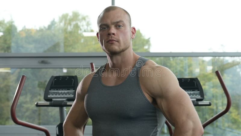 Dichtstbijzijnde portret van een knappe man op de sportschool