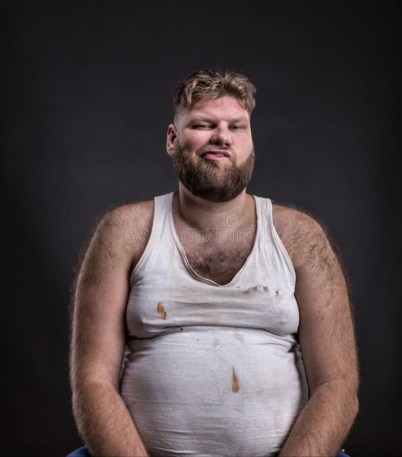 Dicker Mann mit Bart im schmutzigen Hemd