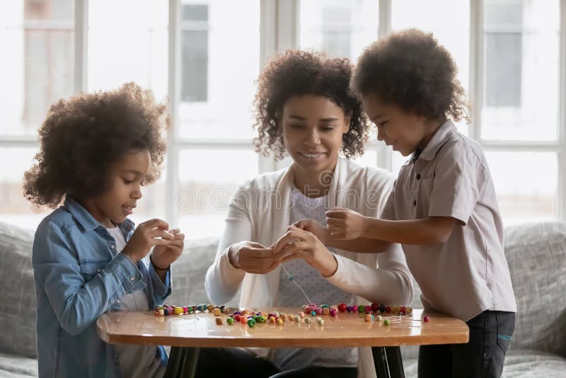 Didaktische Kinder der tausendjährigen Schwarzen Mutter, die Handwerksdekoration zu machen. stockbilder