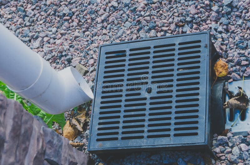 Die Ableitung der Regenwasserentwässerung lizenzfreie stockfotos Die Ableitung der Regenwasserentwässerung lizenzfreie stockfotos