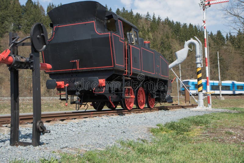 Die alte Dampflokomotive und der moderne Zug stockfotos Die alte Dampflokomotive und der moderne Zug stockfotos